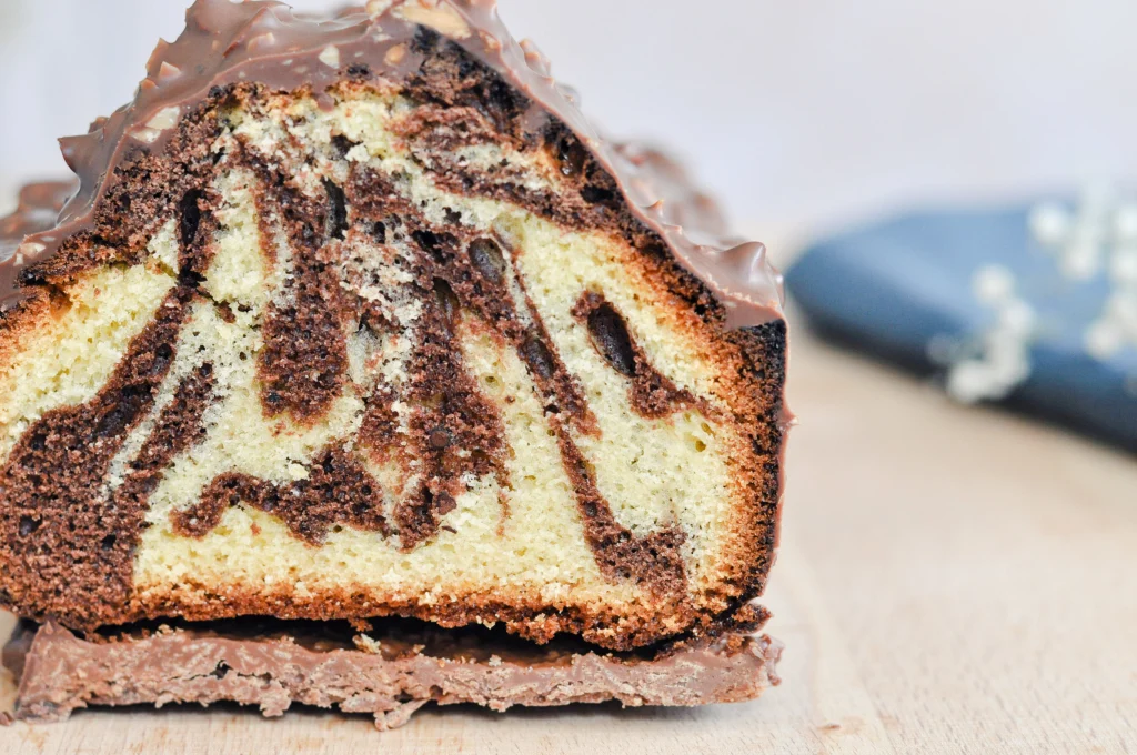 La découpe du cake marbré de Cyril Lignac
