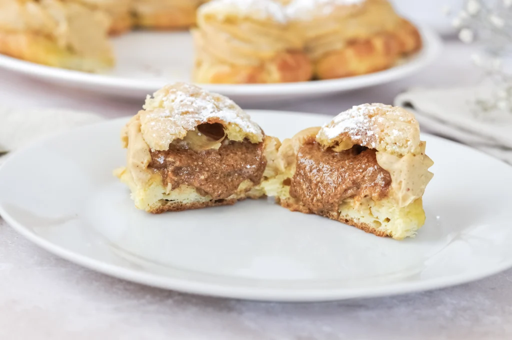 La découpe d'un chou du Paris-Brest façon Philippe Conticini