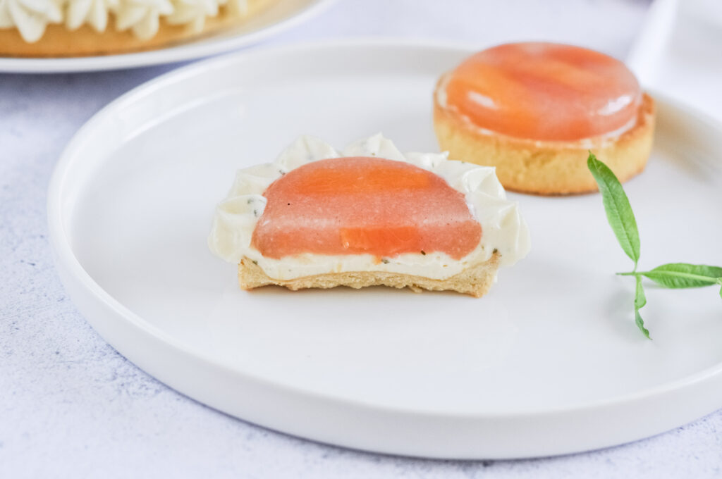 Zoom sur la découpe de la tarte aux pêches et verveine de Jeffrey Cagnes