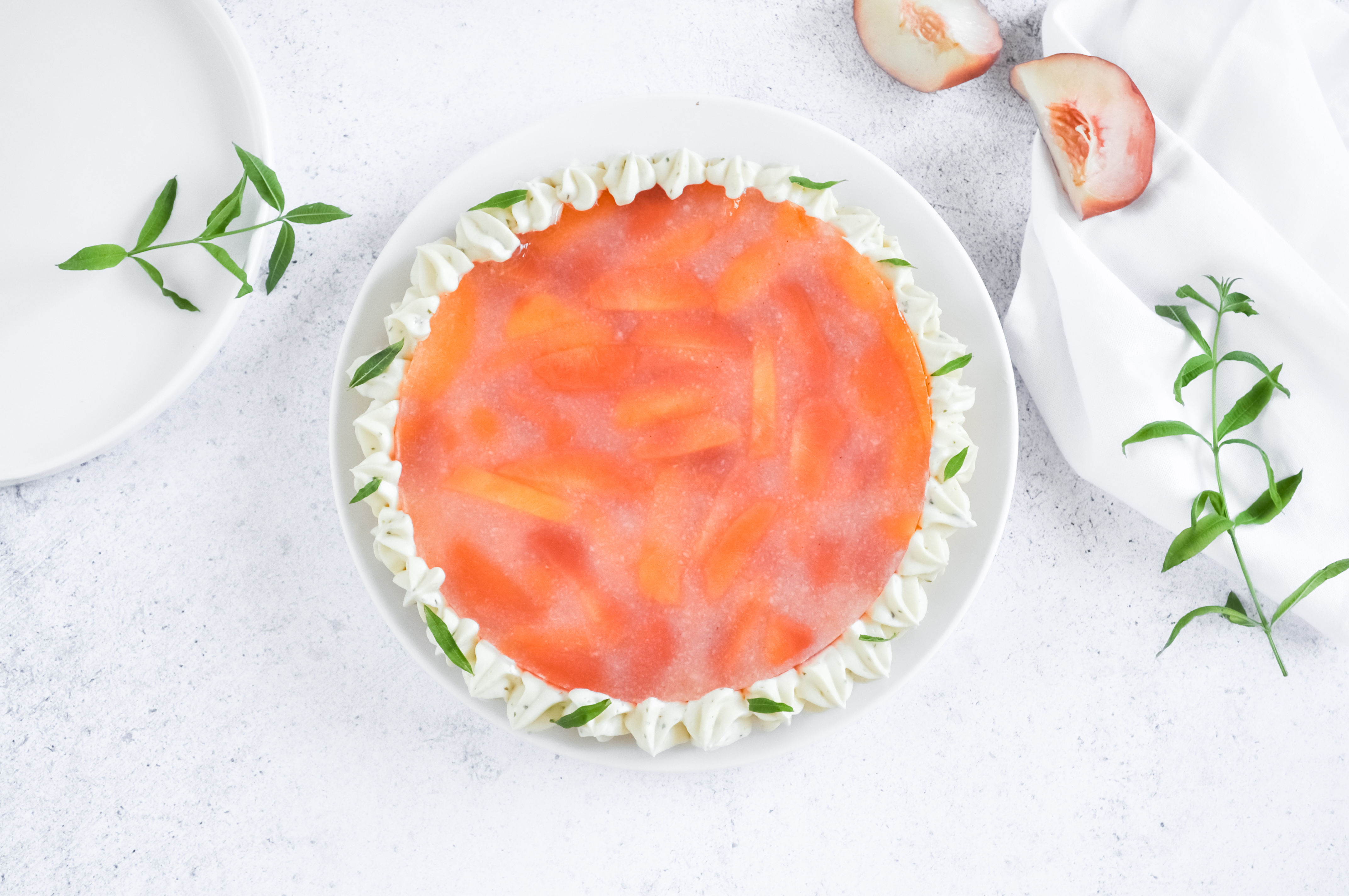 La vue du dessus de la tarte aux pêches et verveine de Jeffrey Cagnes