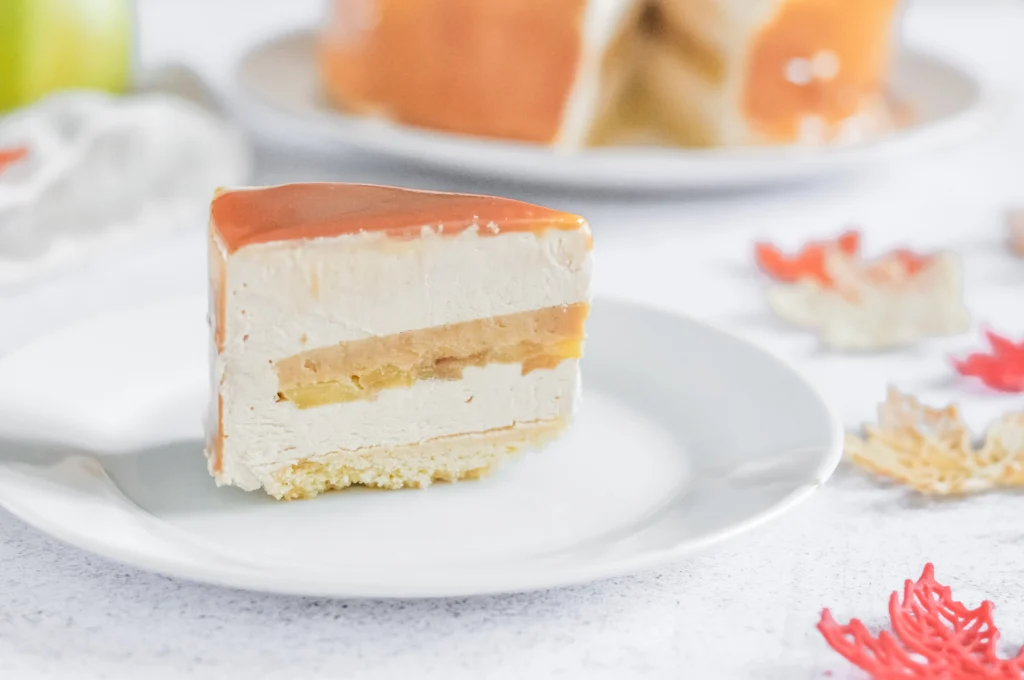 Zoom sur la découpe d'une part d'entremet pomme caramel