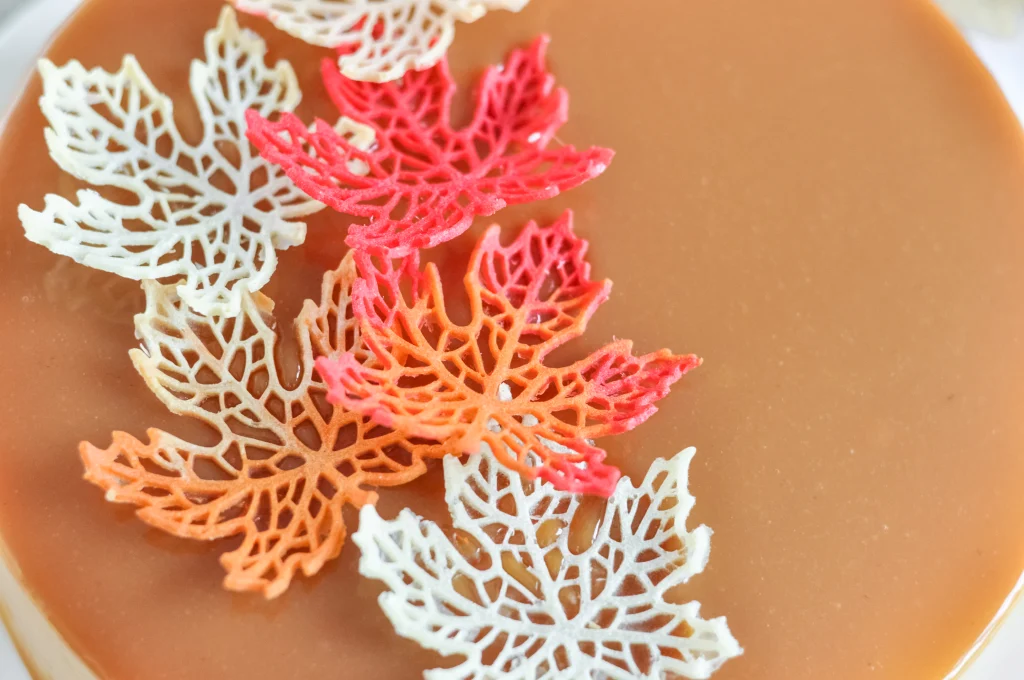 Zoom sur les tuiles dentelles de l'entremet pomme caramel