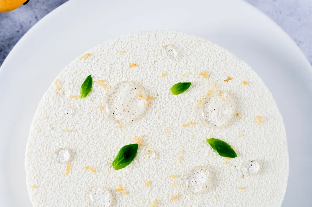 Zoom sur l'entremet citron basilic