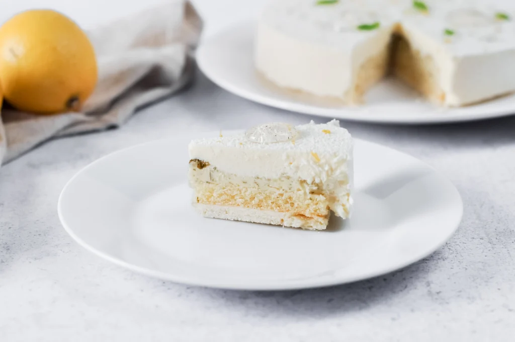 La découpe de l'entremet citron basilic