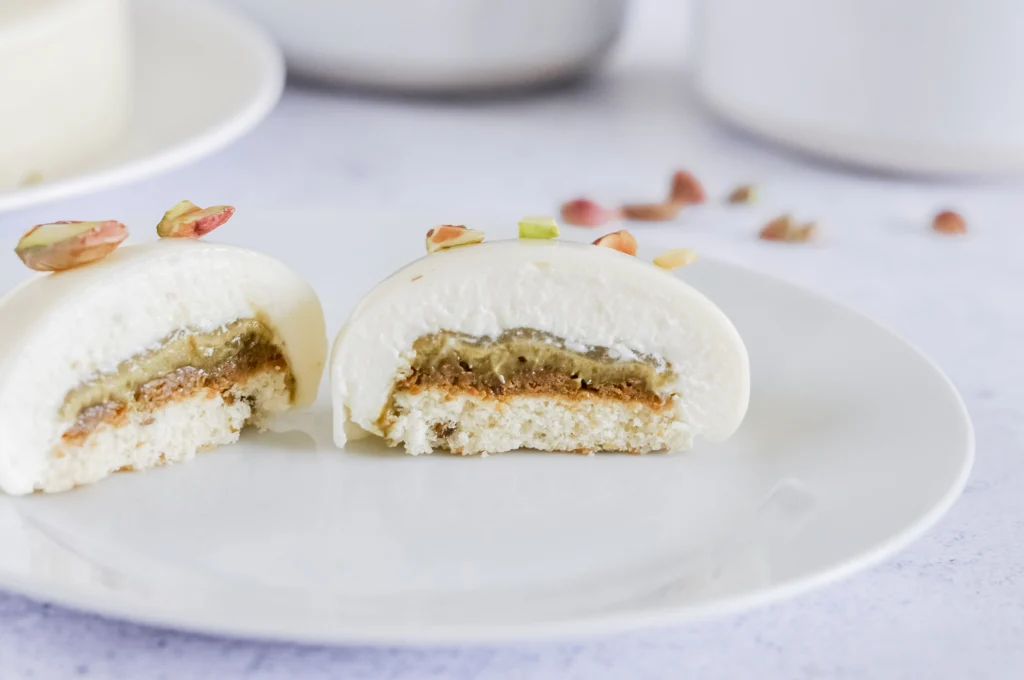 La découpe de l'entremet pistache fleur d'oranger et citron