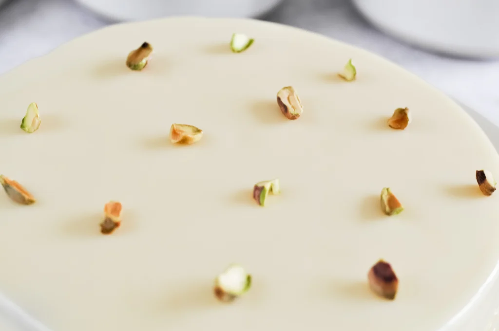 Zoom sur l'entremet pistache fleur d'oranger et citron