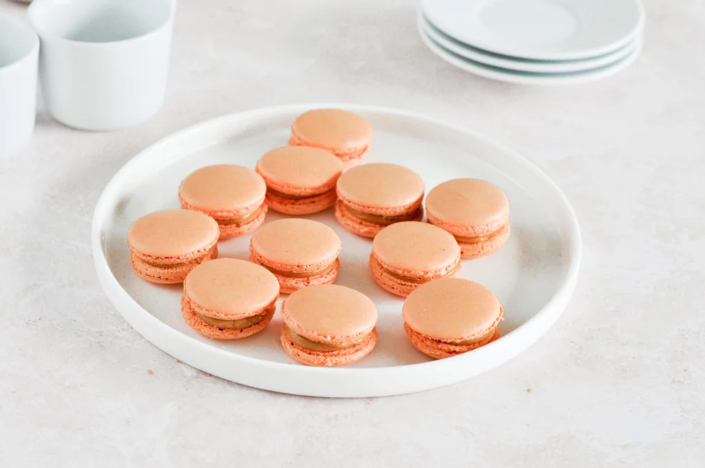 Une assiette de macarons au caramel