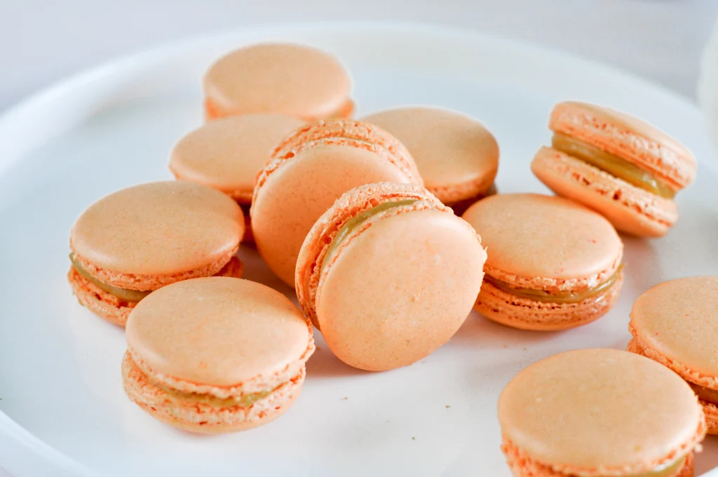 Zoom sur des macarons au caramel