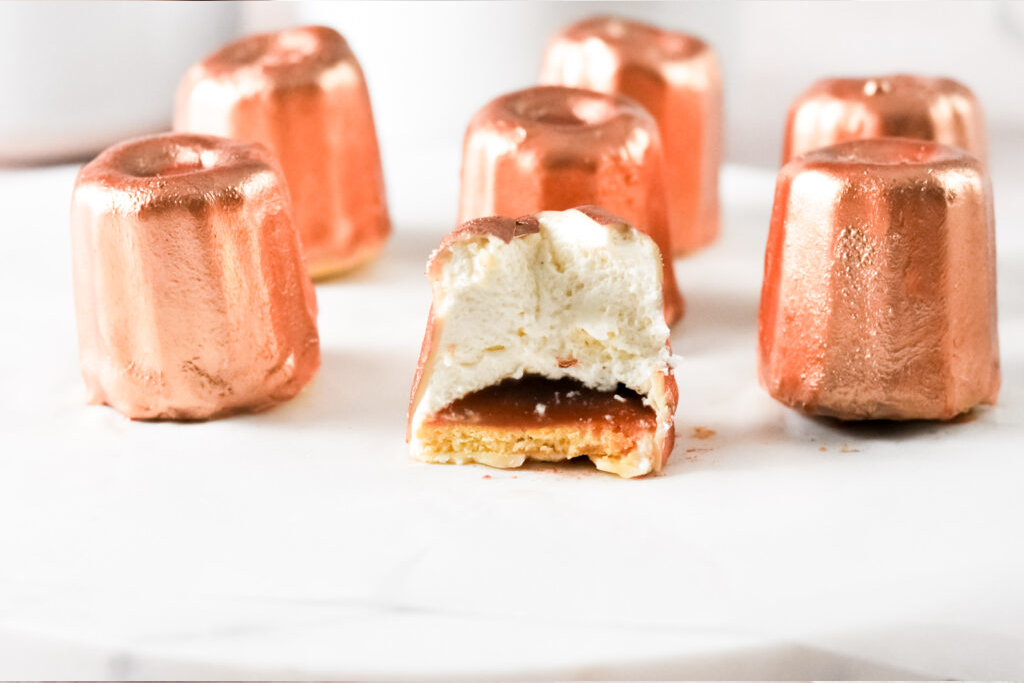 La découpe d'un cannelé en trompe l'œil inspiration Jeffrey Cagnes