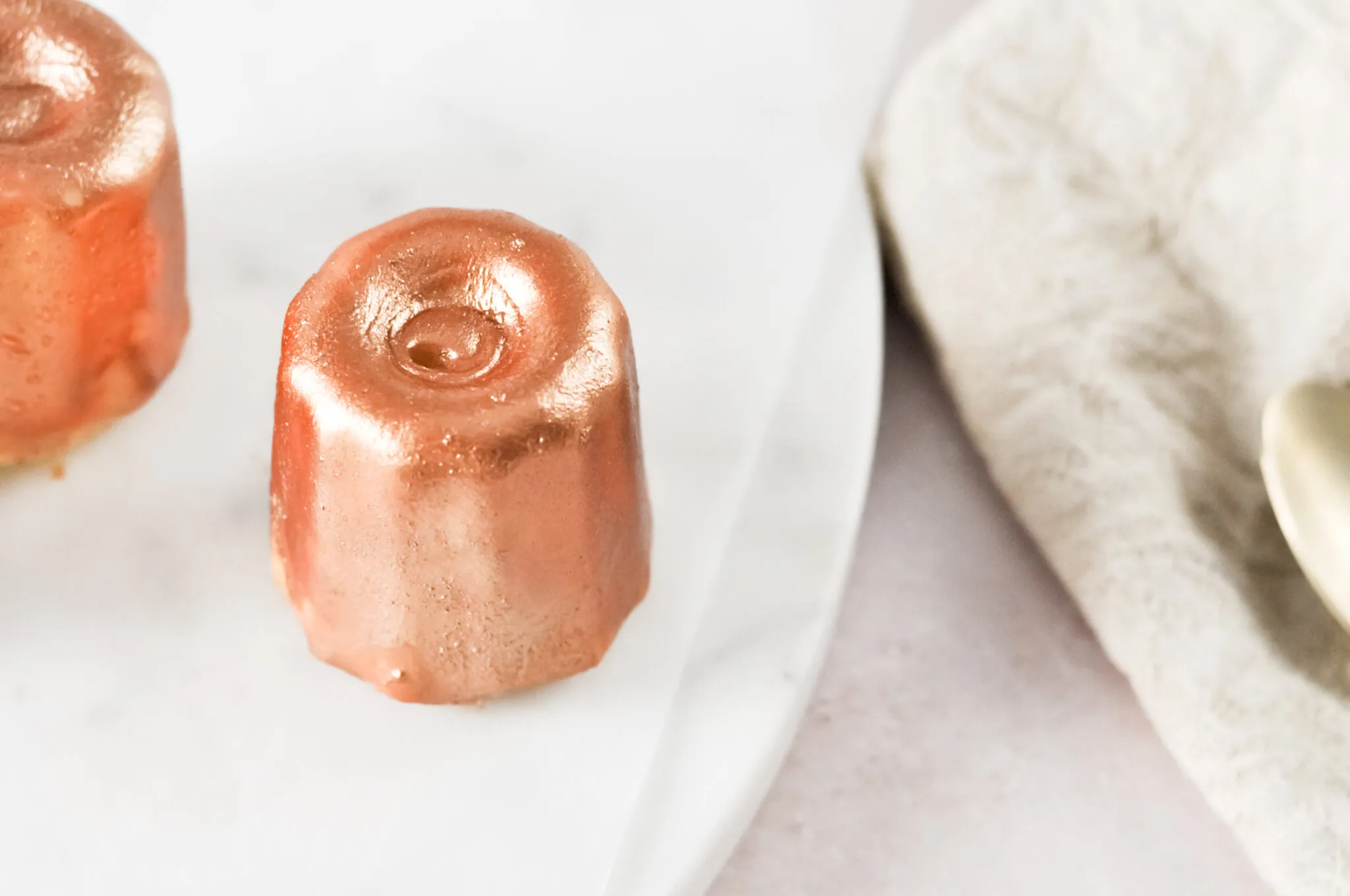 Zoom sur un cannelé en trompe l'œil inspiration Jeffrey Cagnes