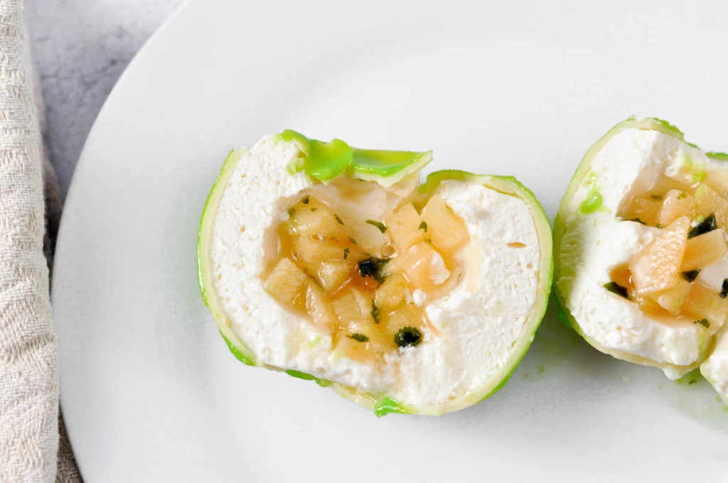 La découpe de la pomme verte coriandre en trompe l'œil