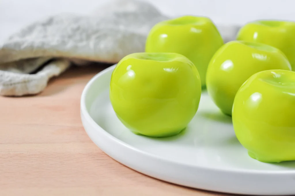Zoom sur la pomme verte coriandre en trompe l'œil façon Cédric Grolet