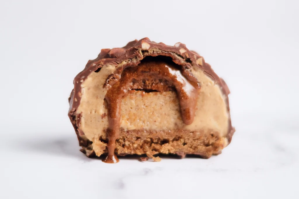 La découpe de l'entremet façon Ferrero Rocher sans sucre blanc sans farine blanche