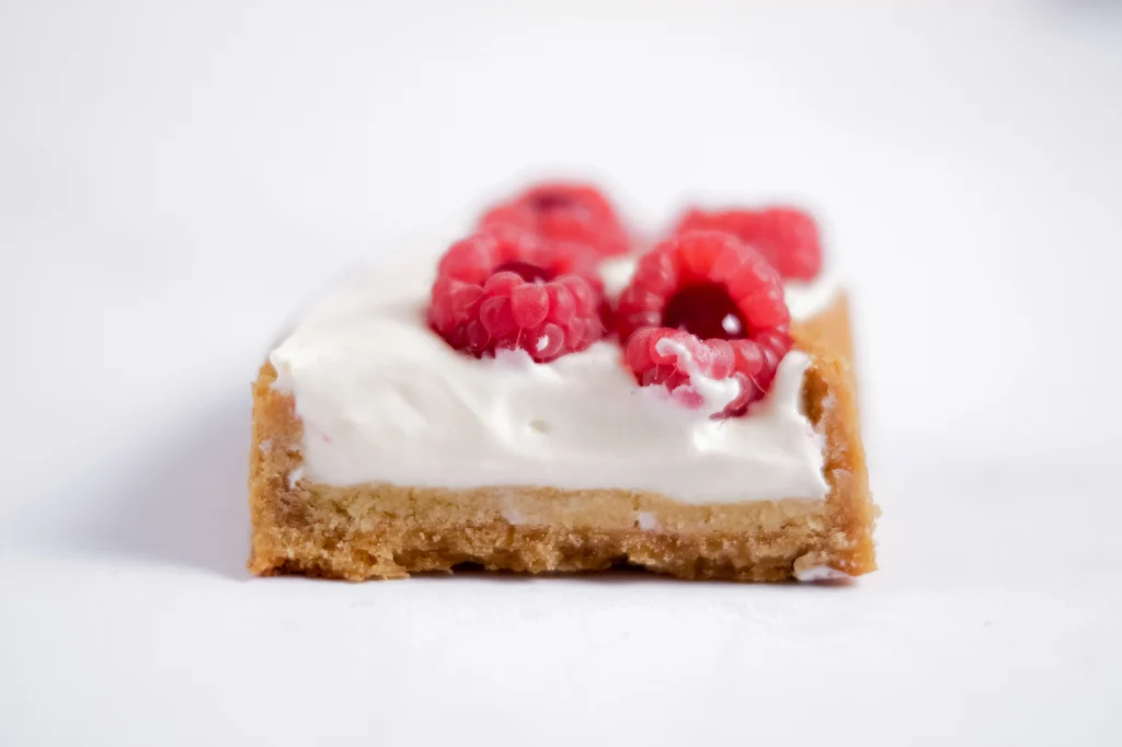 La découpe de la tarte à la framboise façon Cyril Lignac sans sucre blanc et sans gluten
