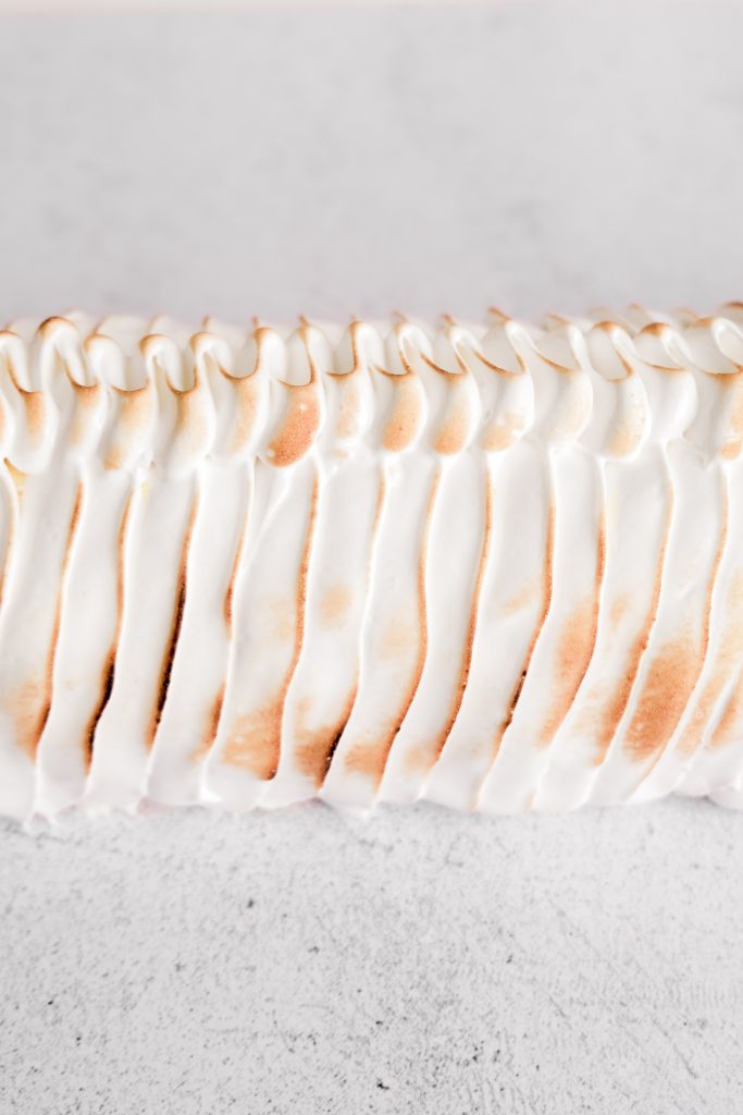 Zoom sur le pochage de la bûche citron meringuée