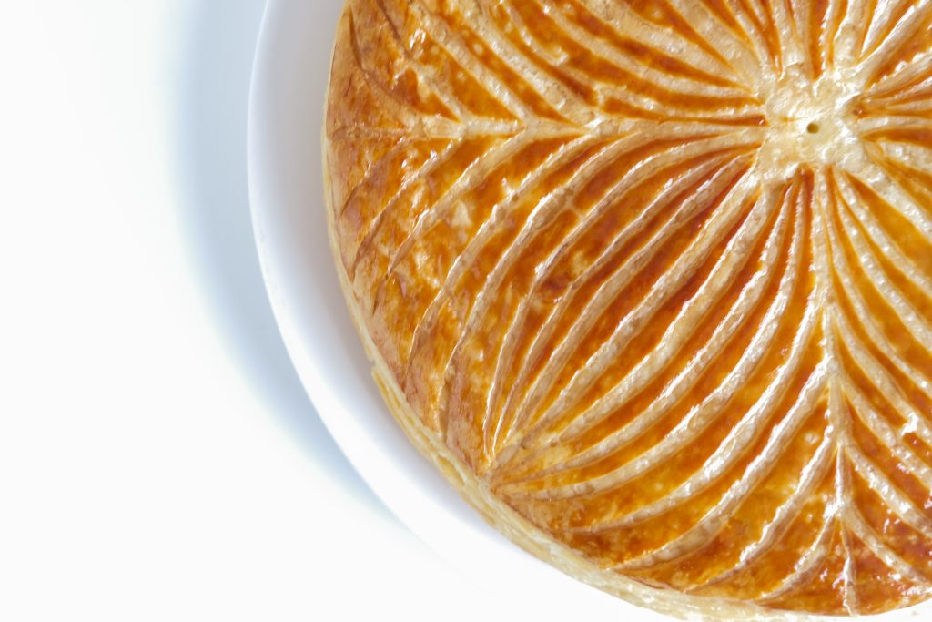 Zoom sur la galette des rois à la frangipane
