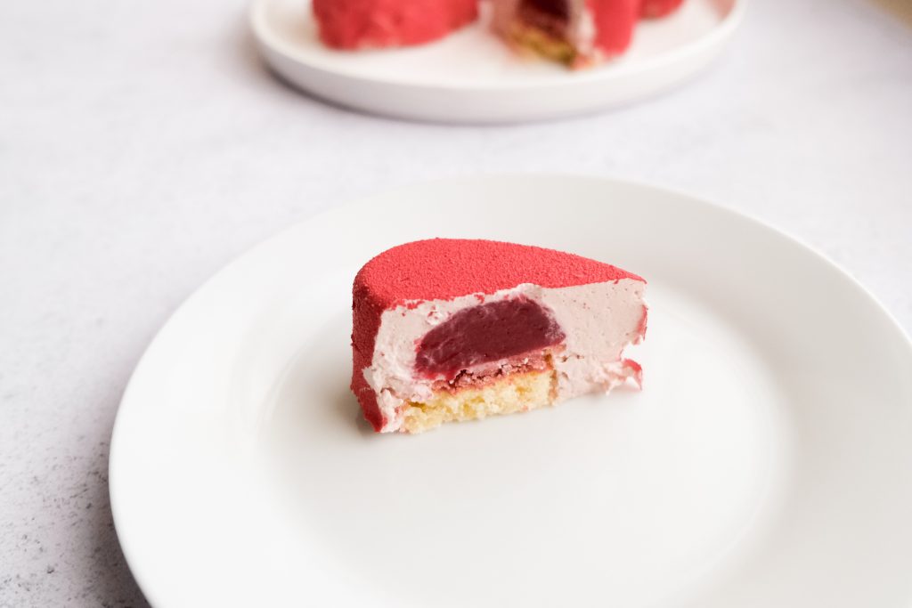 La découpe de l'entremet inspiration framboise