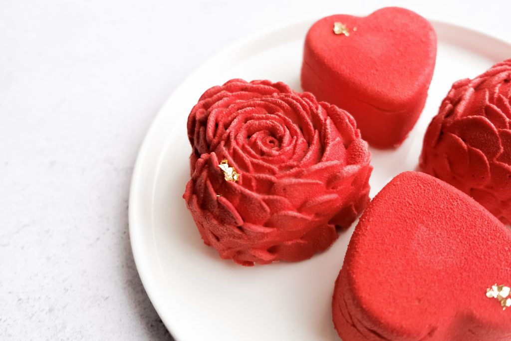 Entremet inspiration framboise avec pochage rose