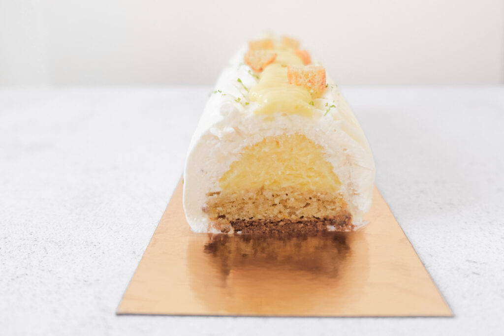 La découpe de la bûche citron amande