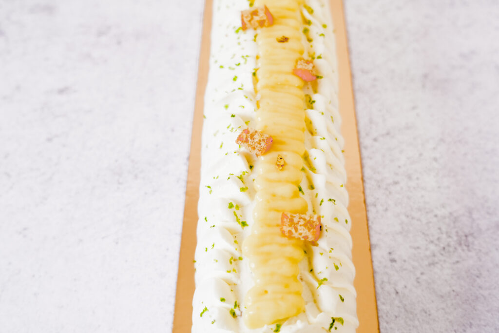La finition de la bûche citron amande